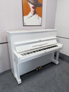 Piano Vertical Clásico Yamaha U1D, Importado de Japón, Artesanía Superior, Acabado Blanco de Alta Calidad, Rendimiento Suave - Product Image 1