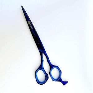 Ces ciseaux sont fabriqués en acier inoxydable de haute qualité avec un revêtement en titane bleu de qualité supérieure pour les barbiers et les coiffeurs. - Product Image 1