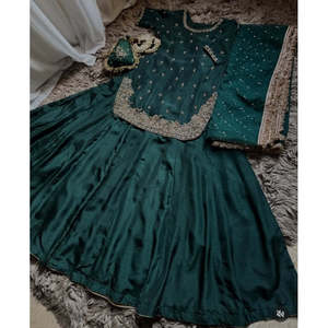 Robe de soirée vert festif en satin, faite main, coupe Empire, ligne A, style robe de bal, avec perles brillantes, fleurs et plumes, longueur ras du sol - Product Image 3