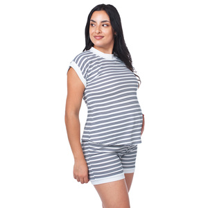 Set di maternità rilassato e Cool Look comoda t-shirt a righe bianche e nere con pantaloncini per le mamme in attesa