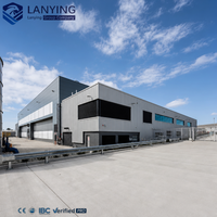 Complexe industriel en structure acier préfabriquée de précision avec baie logistique intégrée et centre de bureaux multi-niveaux certifié IBC