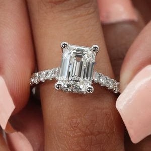 Nuevo Diseño Popular caliente para 2024 características estilo Esmeralda pavé ajuste anillos de boda para mujer en oro blanco de 14kt diamante hecho en laboratorio - Product Image 1