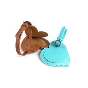 Étiquette volante de bagage en cuir PU en forme de cœur directement d'usine - Product Image 1