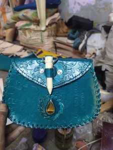 Cartera de cuero tallado a mano, monedero hecho a medida, color morado, con piedras preciosas reales, adecuada para tiendas de temática vintage para reventa - Product Image 2