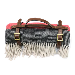 Manta a rayas de espiga de calidad superior en rojo y azul perfecta para la decoración del hogar - Product Image 1