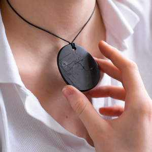 Pendentif plat shungite sans forme 1.2*1.9 po (30*47mm) - Product Image 5