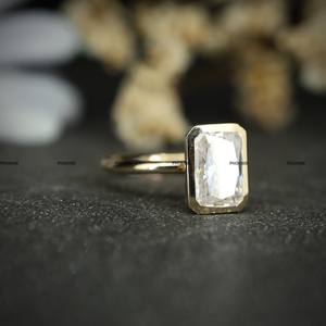 Anillo de Compromiso Solitario de Plata de Ley 925 con Engaste de Bisel y Chapado en Oro Amarillo con Moissanita para Mujer, Diseño Sencillo para Boda - Product Image 2