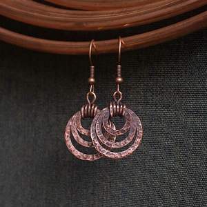ต่างหูทองแดงออกซิไดซ์ที่ไม่เหมือนใครทำด้วยมือสำหรับเด็กผู้หญิงที่มีงานออกแบบชนเผ่าและแรงบันดาลใจเกี่ยวกับชาติพันธุ์โบราณ - Product Image 1