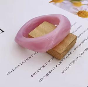 Bracelets d'ange en résine larges colorés pour femmes Bracelets de déclaration surdimensionnés à la mode cadeau de mode personnalisable à la main - Product Image 1