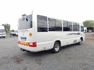Autobús Coaster 2021 con Volante a la Izquierda, Motor Diésel 4L, Interior Oscuro, Asientos de Cuero, Transmisión Automática, Envío Gratis - Product Image 5