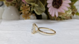 Anillo de compromiso solitario de diamante cultivado en laboratorio de corte radiante de 2,10 quilates, anillo de regalo de boda brillante único con oro amarillo sólido de 14 quilates - Product Image 3