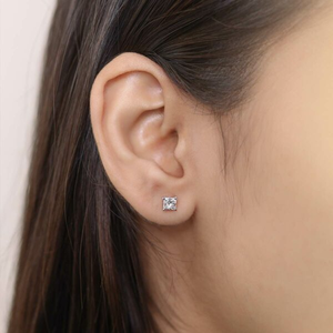 Pendientes de Botón de Plata de Ley 925 con Moissanita Opulent Grace, Joyería de Lujo Prémium para Mujer, Aura Dorada, Brillo Clásico - Product Image 1