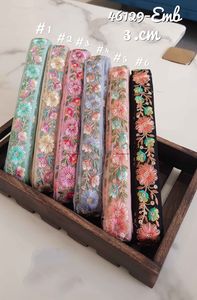 ริบบิ้นปักลายด้วยเครื่องจักรและผ้าลูกไม้ตามสั่งในดีไซน์ต่างๆและมีหกสีสำหรับชุดแต่งงานที่มีความกว้างหนึ่งนิ้ว - Product Image 2