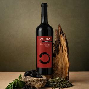 Vino Tinto Español Tantra, Mezcla de Cabernet Sauvignon, Tempranillo, Garnacha y Syrah, 13% ABV, 12 Meses de Añejamiento en Roble - Product Image 2