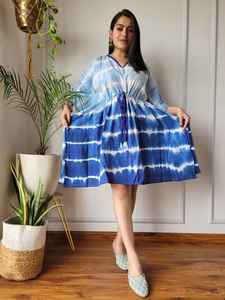 Robe imprimée ethnique en coton sur mesure pour femmes-Col en V, longueur courte, taille à cordon adaptée aux clients et revendeurs de la boutique - Product Image 3