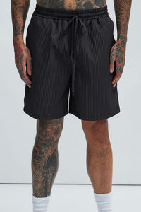 กางเกงขาสั้นผู้ชายสีดำเรียบหรู ผ้าฝ้าย 100% เอวกลาง ทรงทันสมัย ใส่สบาย ระบายอากาศได้ดี เหมาะสำหรับออกกำลังกาย กิจกรรมกลางแจ้ง  รับสกรีนโลโก้ สไตล์ไฮสตรีท - Product Image 4