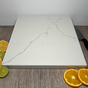 Planche à découper et à servir carrée en marbre blanc élégant, parfaite pour les cours de cuisine, les ateliers culinaires et les chefs à domicile en provenance d'Inde - Product Image 6
