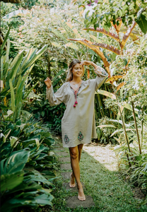 Vente en gros de robes mode élégantes à broderie florale pour femmes, mini-longueur, tissu européen simple et beau style ukrainien - Product Image 5