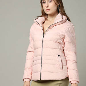 Chaqueta de Invierno Acolchada para Mujer con Logotipo Personalizado, Tejido de Satén con Forro de Borrego, Alta Calidad, Hecha en Pakistán - Product Image 1