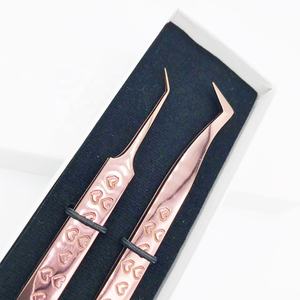 Pince à épiler professionnelle en acier inoxydable testée à la main pour l'utilisation des cils, personnalisée, en or rose, avec cœur imprimé, à 45 degrés, vente en gros - Product Image 5