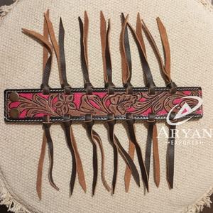 Bracelet en cuir repoussé personnalisé manchette en cuir sculpté Bracelet à franges fait à la main style bohème manchette en cuir véritable cadeau pour femmes - Product Image 1