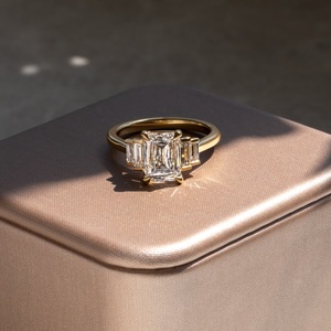 Anillo de compromiso de diamante de moissanita corte esmeralda de 7x9mm | Diseño de tres piedras Baguette | Plata de Ley 18K chapado en oro minimalista - Product Image 3