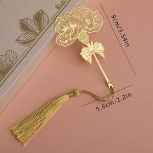 Marque-page en métal personnalisé de luxe avec des motifs gravés de cœur et d'étoile et un nom personnalisé pour les cadeaux d'anniversaire - Product Image 1