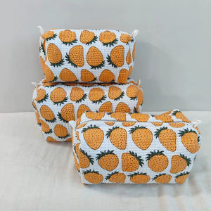 กระเป๋าใส่เครื่องสำอางผ้าฝ้าย 3 ชิ้น พร้อมลายสตรอว์เบอร์รี ซิปปิด น้ำหนักเบา สำหรับเดินทาง ความจุปานกลาง - Product Image 1