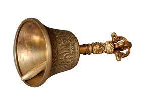 Elegante campana de mano de latón puro de 6 pulgadas decoración de boda de aspecto antiguo hecha a mano con diseño elegante embalado en cartón - Product Image 4