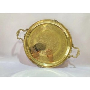 Plateau de service en laiton vintage, parfait pour les intérieurs d'inspiration antique et la décoration classique de la maison, avec de magnifiques détails gravés - Product Image 4