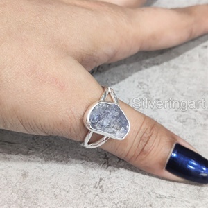 Anillo de plata de ley 925 martillado con piedra natural de tanzanita ajustable para mujer, joyería de piedra en bruto, piedra de nacimiento de diciembre - Product Image 2