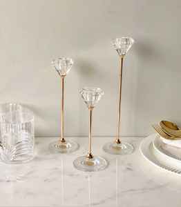 La bougie élégante en spirale d'or se tient sur l'or moderne de base de marbre sculptural pour les intérieurs élégants - Product Image 5