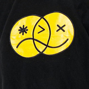 แจ็คเก็ตวาร์ซิตี้ผู้ชายแบบสั่งทำ หนังแกะ สีดำขาว คอตั้ง ปักโลโก้ด้านหน้า สไตล์บอมเบอร์ แนวสตรีทแวร์ ลายตัวอักษรแบบนักศึกษา - Product Image 4