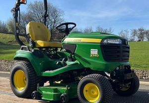 Tractor de Ruedas John Deere 120R Verde 4x4 Multifuncional para Uso Agrícola - Product Image 2