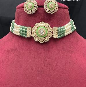 Collier ras du cou classique Kundan plaqué or nouveau style élégant de créateur avec boucles d'oreilles pour les mariages de femmes fêtes fiançailles - Product Image 5