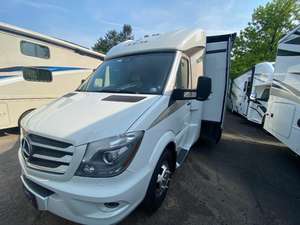 Unité de voyage L-e-i-s-u-r-e T-r-a-v-e-l U24MB d'occasion de 2016 prête à la vente - Product Image 2