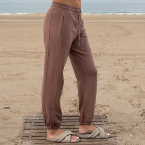 Pantalons de jogging en molleton français marron pour femmes, 100% coton biologique de luxe, pré-rétréci, certifié GOTS, coupe ajustée décontractée, doux et de qualité supérieure - Product Image 4