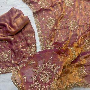 Sari de Diseño Premium con Elegantes Adornos de Cutdana y Lentejuelas, Sari de Satén de Lujo – Hermoso Trabajo de Cutdana - Product Image 3