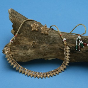 Conjunto de collar de joyería de latón antiguo hecho a mano para uso nupcial indio y ocasiones especiales disponibles para la venta de la India - Product Image 3