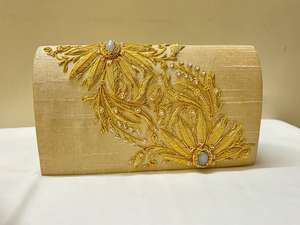 Modern Ethnic Fusion Clutch 2025 Lienzo adornado a mano con hilos Zari y abalorios de joyas de proveedor indio - Product Image 3