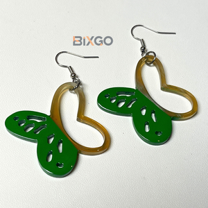 Pendientes Artesanales Vintage en Forma de Mariposa con Media Laca Verde, Accesorio de Moda Personalizado al por Mayor para Regalo - Product Image 3