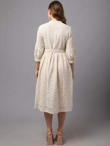 Vestido Midi Schiffli para mujer con inserciones de encaje y dobladillo acampanado - Product Image 5