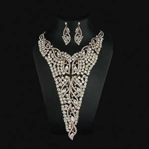 Ensemble de collier en pierre de cristal blanc Urthn 1108216B-Bijoux en cristal élégants et luxueux - Product Image 1