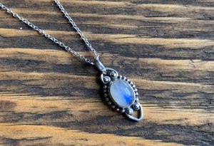 Vintage Dainty arc-en-ciel pierres précieuses collier personnalité creux Base rétro ovale coupe pierre de lune Faux charme chaîne collier pour les femmes - Product Image 2