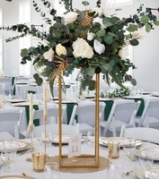 Pièce maîtresse de mariage charmante et élégante avec un design artistique moderne pour des arrangements de table de mariage inspirés de luxe