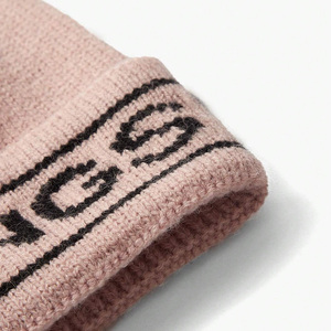 Gorro de Jacquard con letras unisex, gorro de punto cálido con logotipo bordado personalizado, gorro de invierno suave para ropa de calle y moda - Product Image 4