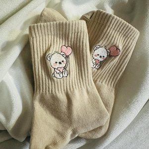 Chaussettes Pilates personnalisées de haute qualité pour femmes coton antidérapant avec papillon broderie arcs volants manchette usine approvisionnement en gros - Product Image 4