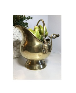 Cubo de carbón de latón curvo y alto adecuado para entornos de chimenea de campo y espacios de vida inspirados en el patrimonio - Product Image 1