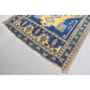 Alfombra Turca Vintage de Lana Pequeña 1.8x3.4 pies con Respaldo de Látex Ecológico, Alfombra Tradicional con Parches Azules y Amarillos - Product Image 5