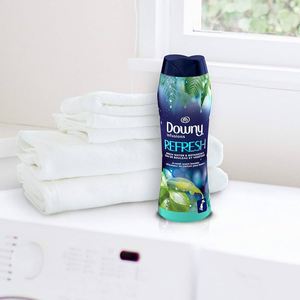 Downy Infusiones Refresh In-Wash Scent Booster Agua de abedul y botánicos 12,2 oz Precio asequible - Product Image 1